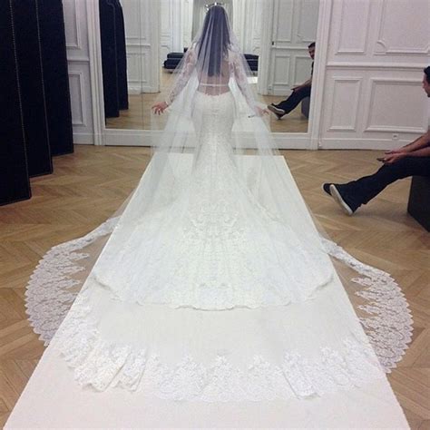 kim kardashian robe de mariée givenchy|La robe de Kim signée Givenchy .